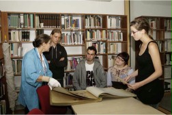 Schüler und Besucher des Archivs betrachten interessiert vorgeführte und erläuterte Archivalien.