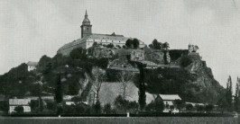 Foto: Eine schwarz-weiß Fotografie eines Klostergebäudes auf einem Berg
