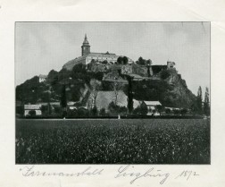 Foto: Eine schwarz-weiß Fotografie eines Klostergebäudes auf einem Berg