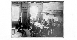 Dokument: Ein schwarz-weiß Foto zeigt Personen in einer Werkstatt