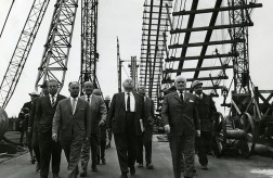 Foto: Eine Gruppe von Männern im Anzug auf einer Baustelle