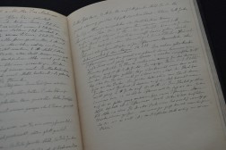handschriftlich notiertes Rezept in einem Buch