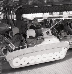 Foto eines Kinderkarussels mit Panzer auf dem Bonner Weihnachsmarkt.