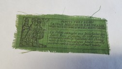 Textilstück aus der Urkunde zur Erhebung der Familie von Geyr zu Schweppenburg in den Freiherrenstand.