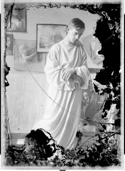 Glasplatte mit Motiv eines knienden und an den Händen gefesselten jungen Mannes von Bildhauer August Dierkes.